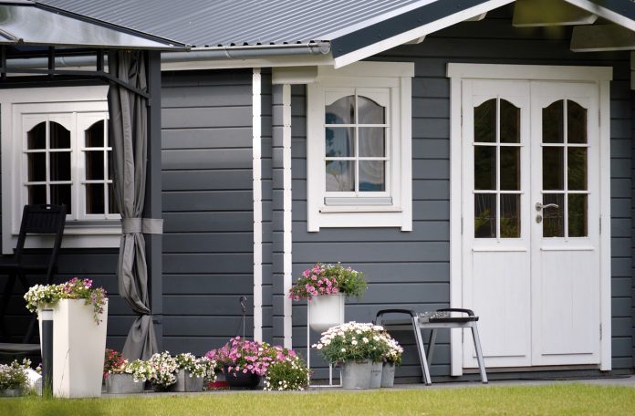 Choosing Between Roadside Lodges and Campgrounds Choosing Hostels, The Travel A World, https://www.thetravelaworld.com/2023/09/29/choosing-hostels-and-campground/